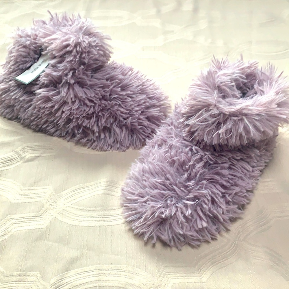 NWT: Nine West Fuzzy Slippers (Size 7-8)